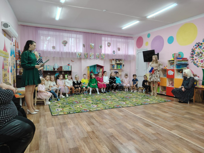 8 марта- это день, когда дети ждут, чтобы поздравить своих любимых мам, бабушек. 8 марта- это день, когда дети ждут, чтобы поздравить своих любимых мам, бабушек.